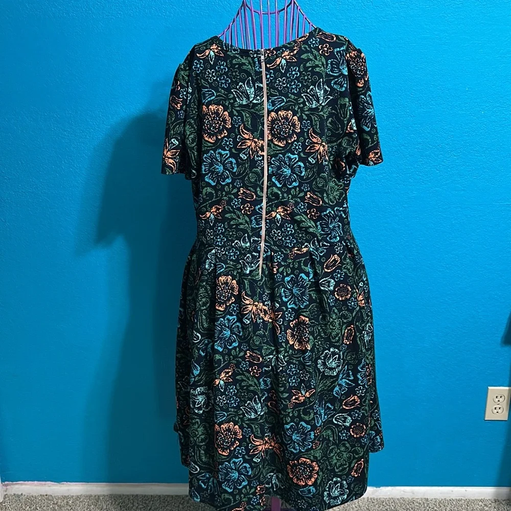 LuLaRoe Amelia Dress 2X Navy background stretchy w/ pockets. EUC - Picture 3 of 5